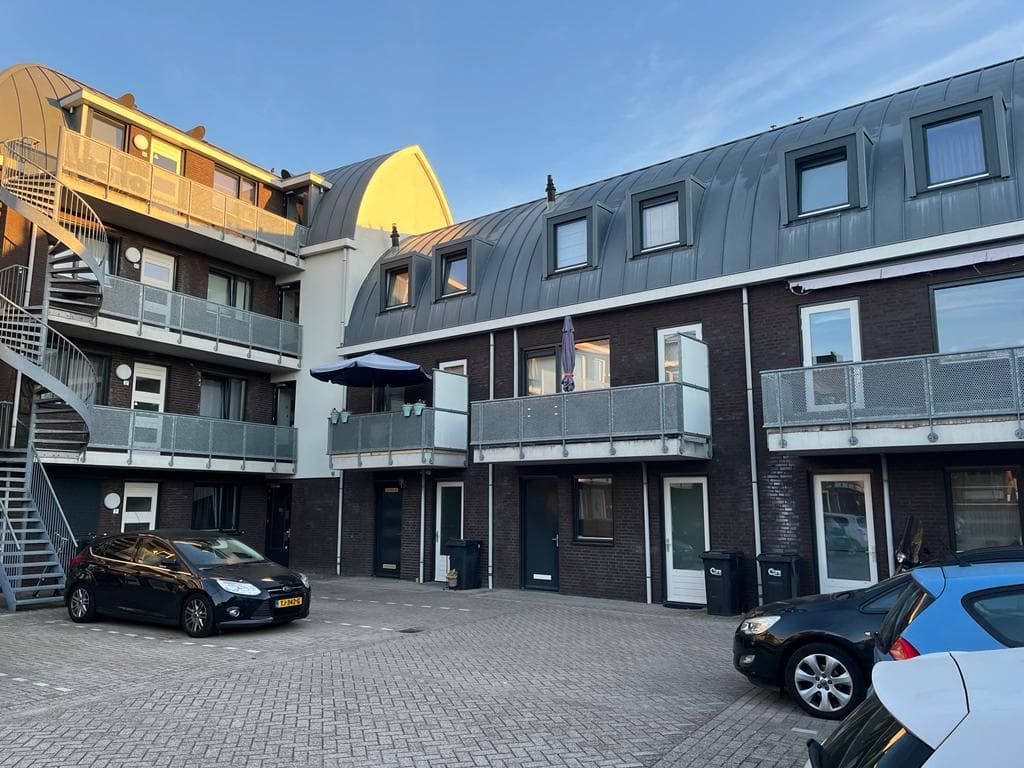 Appartementencomplex in Valkenswaard met balkons en lichte gevels
